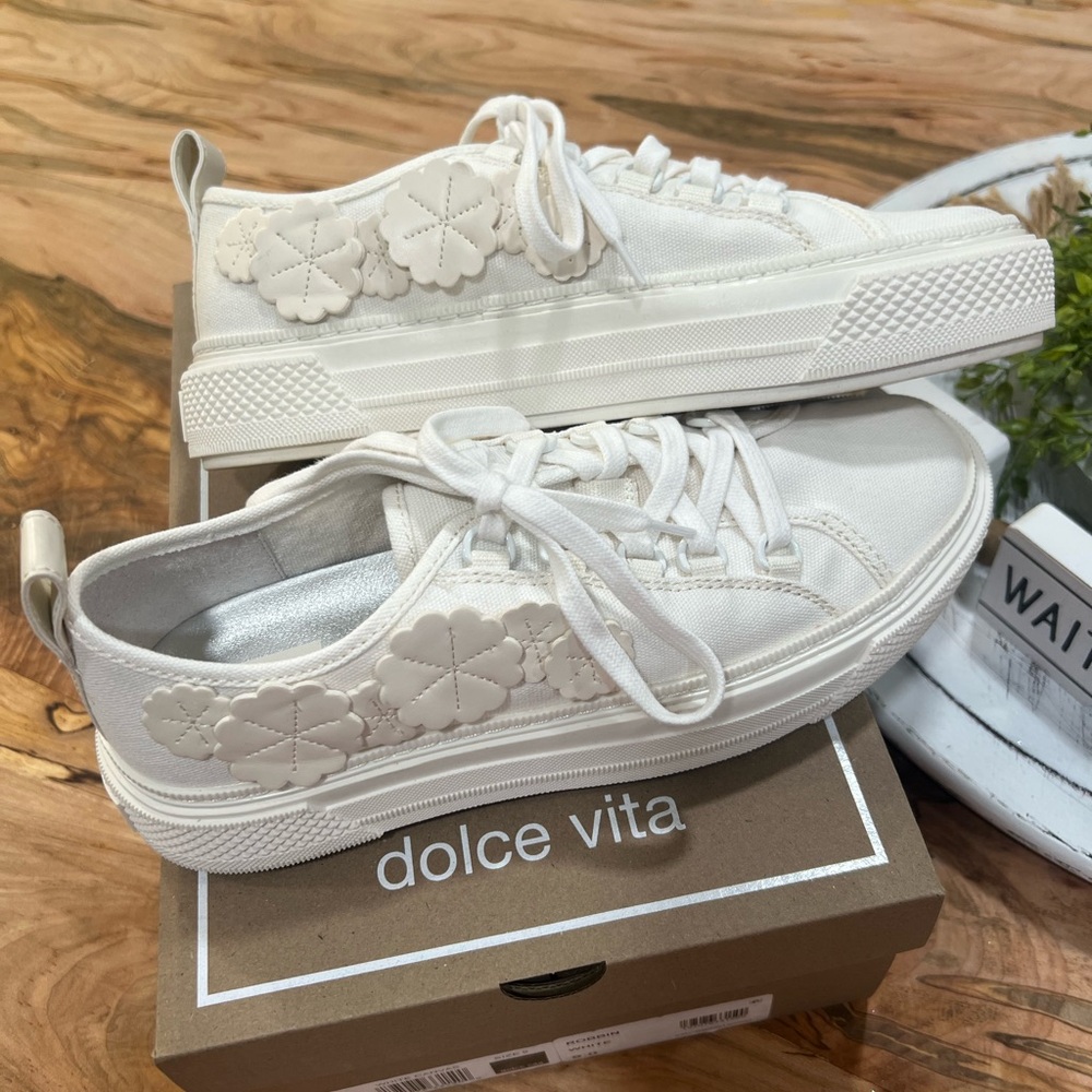 **NEW** Dolce Vita “Robbin” White Canvas Sneakers Casual Lifestyle Design